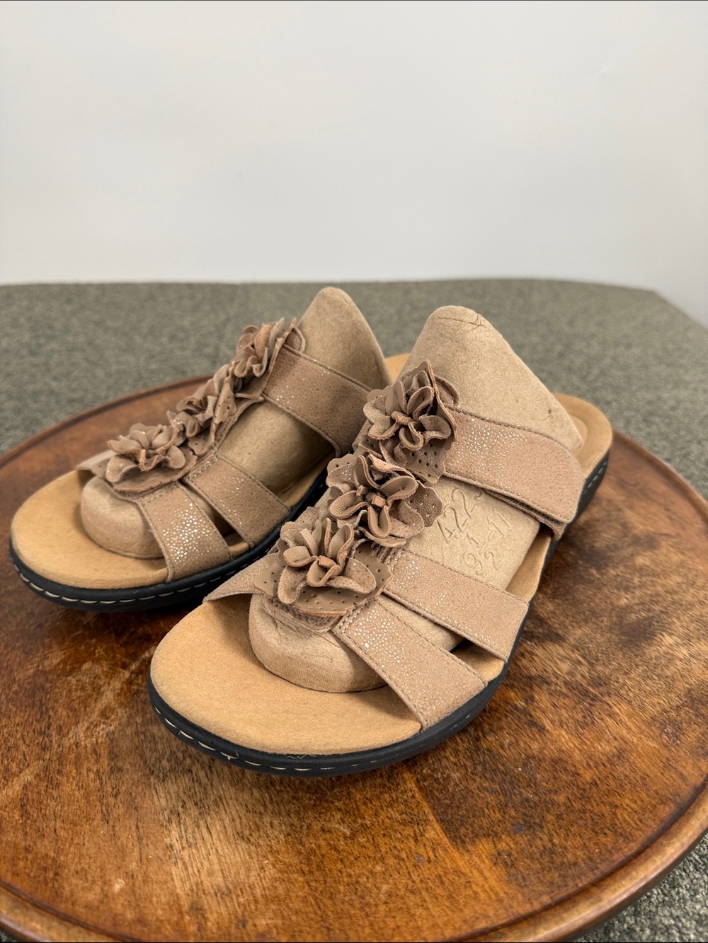 Clarks Collection Sandals Wm 10 Tan Floral Comfort Slide Adjustable